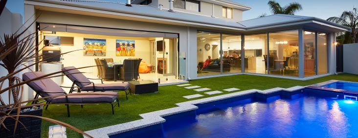 poolside-christmas-transform-your-backyard-into-a-festive-oasis-blogimage1