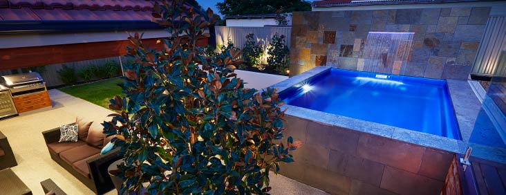 poolside-christmas-transform-yourr-backyard-into-a festive-oasis-blogimage2