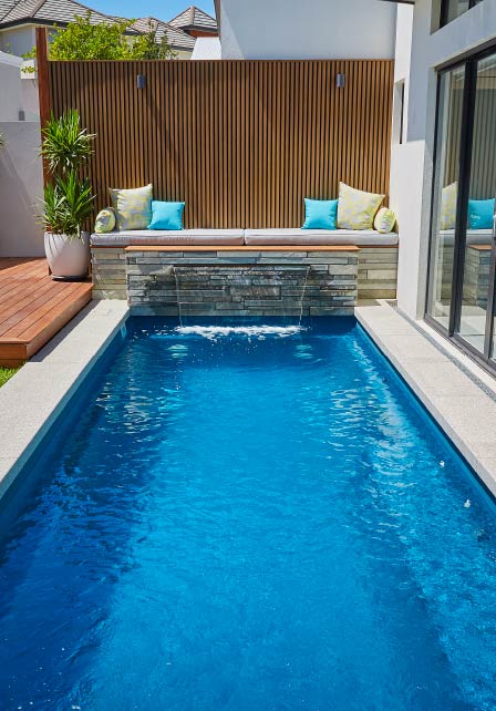 the-complete-guide-to-poolside-relaxation-blogimage1-m